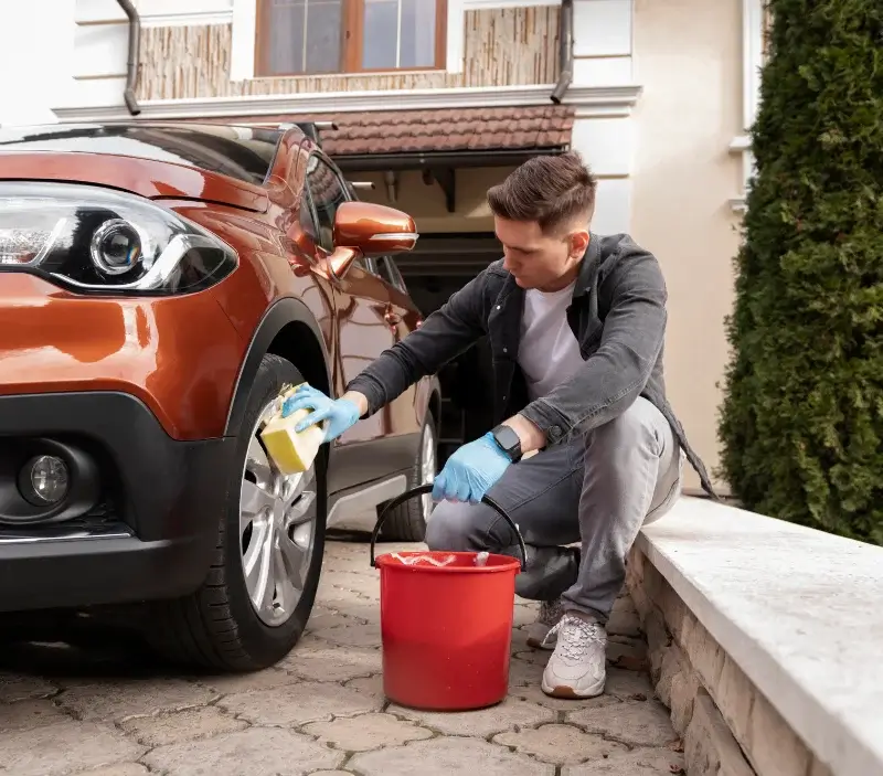 Lavage auto à domicile Saint-Pierre-Laval : professionnel intervenant sur un véhicule